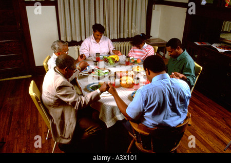 Schwarze Familie aus drei Generationen sagen Gnade am Esstisch. St Paul Minnesota USA Stockfoto