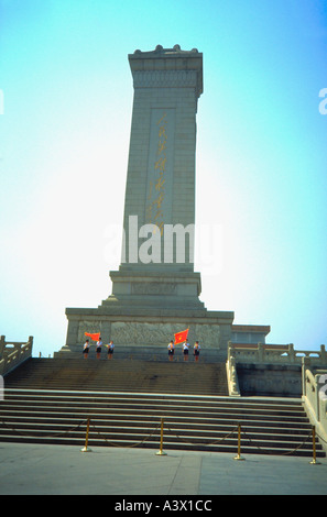 Rote Flagge Tribut Denkmal Vorsitzenden Mao am Tiananmen-Platz. Peking China Stockfoto