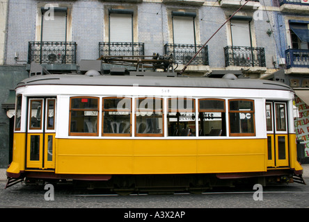 Seitenansicht eines Elektroautos in Lissabon Stockfoto