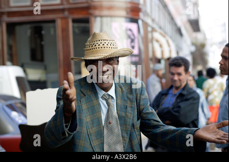 A Street Performer Tänze für die Massen in die Einkaufsstraße Calle Obispo in Alt-Havanna in Kuba West Indies Stockfoto