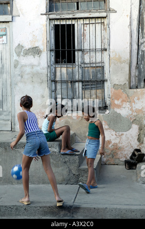 Schülerinnen und Schüler spielen Ball auf den Straßen von Santiago De Cuba in Kuba West Indies Stockfoto