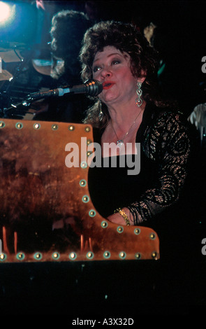 Frau spielt Klavier und Anfrage Melodien in bar New Orleans Louisiana USA Stockfoto