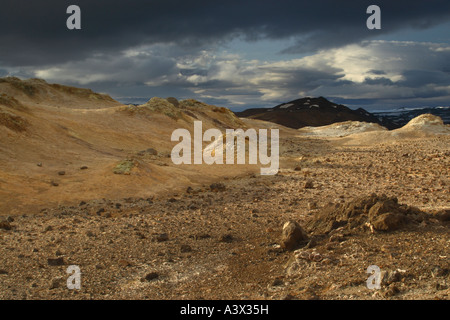 Geothermisch aktiven Region in der Nähe von Mývatn in Island Schwefel reiche Felsformationen und vulkanisch geschaffenen Hügeln und Bergen Stockfoto