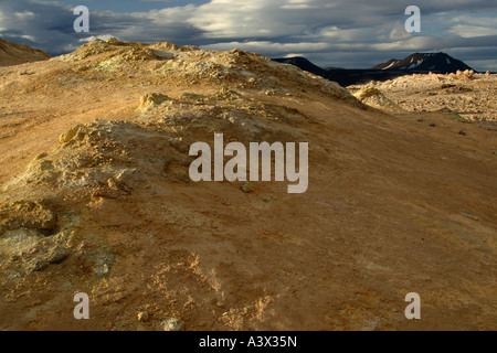 Geothermisch aktiven Region in der Nähe von Mývatn in Island Schwefel reiche Felsformationen und vulkanisch geschaffenen Hügeln und Bergen Stockfoto