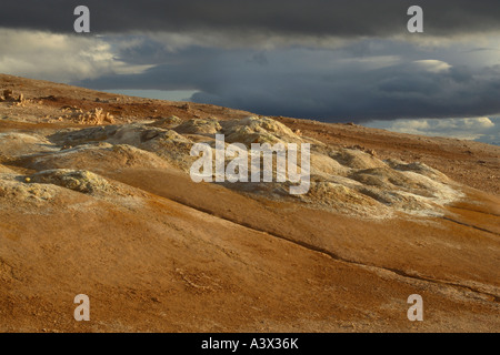 Geothermisch aktiven Region in der Nähe von Mývatn in Island Schwefel reiche Felsformationen Stockfoto