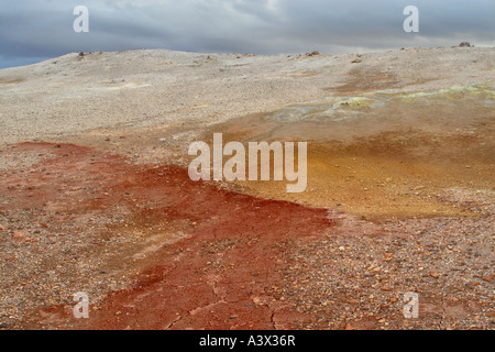 Geothermisch aktiven Region in der Nähe von Myvatn in Island Schwefel reiche Felsen Farben die Erde Stockfoto