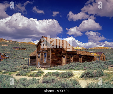 F00136M TIFF-verlassenes Haus in Geisterstadt Bodie Kalifornien mit Cumulus-Wolken Stockfoto