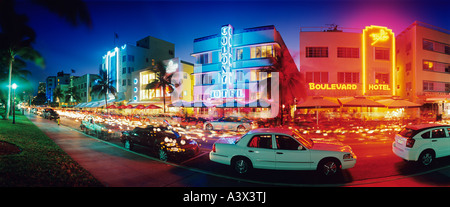 Leuchtende Neon Akzente Art-Deco-Ära Hotels am Ocean Drive in der Dämmerung Miami Beach Florida Stockfoto