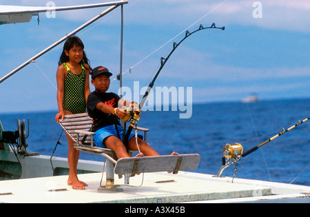 Junge, Angeln vom Boot aus Kona Hawaii USA Stockfoto