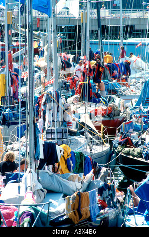 Bekleidung und Ausrüstung Dryingin Plymouth nach dem Admirals Cup Fastnet Rennen Devon England Yacht Stockfoto