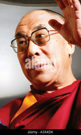 Seine Heiligkeit der 14. Dali Lama von Tibet während einen Rundgang auf seinem letzten Besuch in Edinburgh Stockfoto