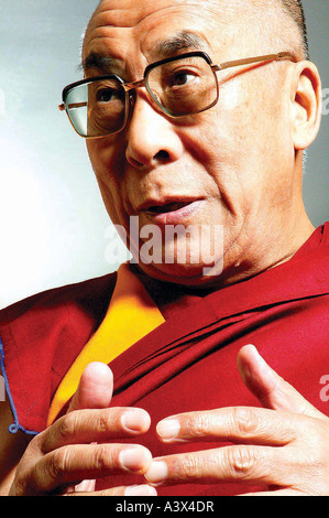 Seine Heiligkeit der 14. Dali Lama von Tibet während einen Rundgang auf seinem letzten Besuch in Edinburgh Stockfoto