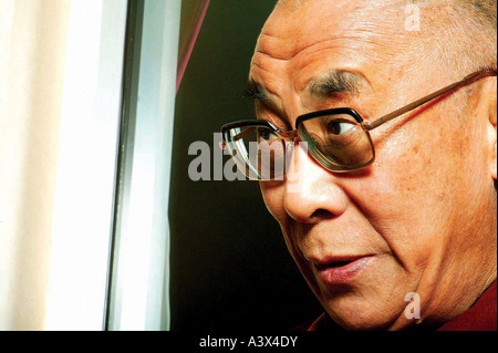 Seine Heiligkeit der 14. Dali Lama von Tibet während einen Rundgang auf seinem letzten Besuch in Edinburgh Stockfoto