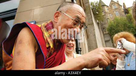 Seine Heiligkeit der 14. Dali Lama von Tibet während einen Rundgang auf seinem letzten Besuch in Edinburgh Stockfoto