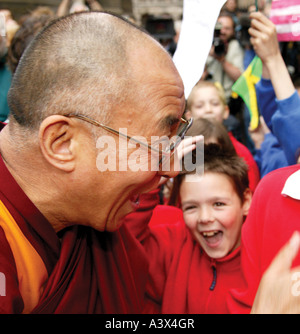 Seine Heiligkeit der 14. Dali Lama von Tibet während einen Rundgang auf seinem letzten Besuch in Edinburgh Stockfoto