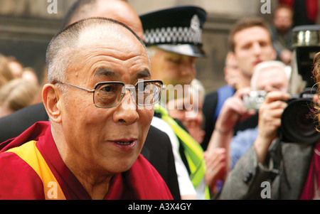 Seine Heiligkeit der 14. Dali Lama von Tibet während einen Rundgang auf seinem letzten Besuch in Edinburgh Stockfoto