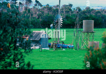 Windmühle verzinkt Wasser Tank Schuppen und Fahrzeug shell ländlichen Victoria australischen Szene Stockfoto