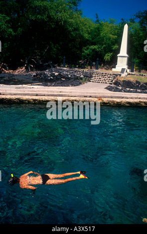 Schnorchler neben Captain Cook Monument wo der Explorer von Eingeborenen in Hawaii 1779 getötet wurde Stockfoto