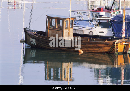 Kleines Fischerboot mit einem Rückbau, der am ramsgate Hafen in Kent England festgemacht ist Stockfoto