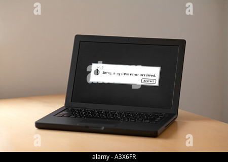 Studioaufnahme von einem Laptop-Computer zeigt eine Systemfehlermeldung. Keine Logos sichtbar. Stockfoto