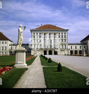 Geographie/Reise, Deutschland, Bayern, München, Schlösser, Schloss Nymphenburg, Außenansicht, Europa, Oberbayern, Architektur, Barock, im Besitz der Königsfamilie Wittelsbach seit 1663, Gegenwart des Wahlors Ferdinand Maria seiner Frau Henriette Adelheid von Savoyen, Zentralblock 1664 - 1674 von Agostino Barelli, Erweiterung 1702 - 1704 durch Antonio Barelli, und 1715 - 1728 durch Joseph Effner (während der Herrschaft von Maximilian II Emanuel und Karl Albrecht), 1701 ausgestellter Park, verändert von Friedrich Ludwig von Sckell, zwischen dem Jahr 1804 und 1823, Sommerresidenz Bayerns, Stockfoto