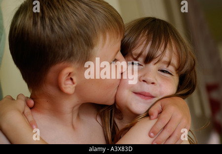 Junge, eine Mädchen auf die Wange küssen Stockfoto