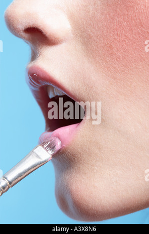 Nahaufnahme einer Frau Auftragen von Lippenstift Stockfoto