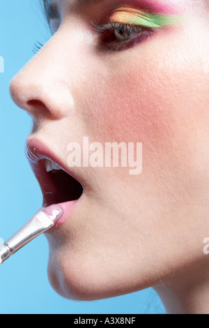 Nahaufnahme einer Frau Auftragen von Lippenstift Stockfoto