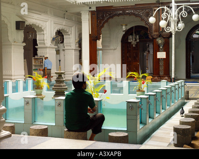 Jummah Masjid Moschee Port Louis, Mauritius Mann durchführen Wudu rituelle Waschung vor dem Gebet Stockfoto