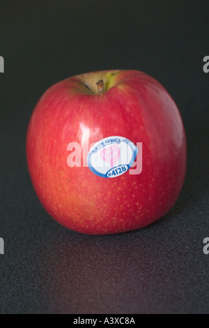 Einzelne Pink Lady Apfel mit label Stockfoto