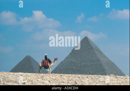 Links Cheops und Chephren Pyramiden von Gizeh mit Kamelreiter in Kairo Ägypten Stockfoto