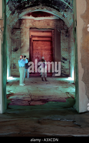 Weiße kaukasische Touristen innerhalb der Tempel von Abydos in Ägypten eins machen ein Video mit einer Kamera Stockfoto