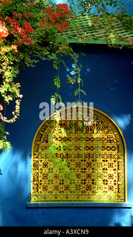 Komplizierte Schmiedearbeiten an einem Fenster im Jardin Majorelle, Marrakesch, Marokko Stockfoto