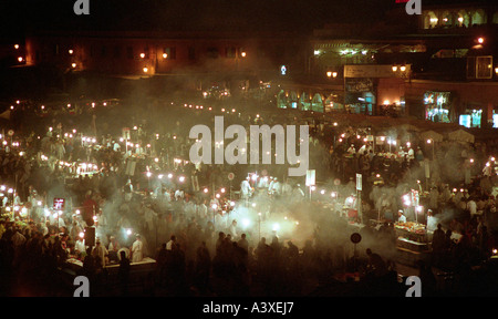 Nachtansicht des Essens Stände in Platz Djemaa el-Fna, Marrakesch, Marokko Stockfoto