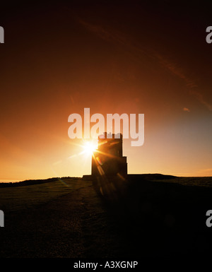 Rundturm auf Irlands höchsten Seeklippen Stockfoto