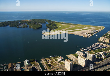 Kanada Ontario Toronto Ansicht der Stadt von Toronto Island Airport von Aussichtsplattform des CN Tower Stockfoto