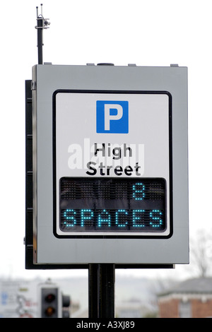 Eine hohe Straße parken Schild mit einer digitalen Anzeige, die angibt, wie viele leere Parkplätze zur Verfügung stehen. Stockfoto