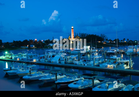 Sportboote und Leuchtturm am Jupiter Inlet, Florida Stockfoto