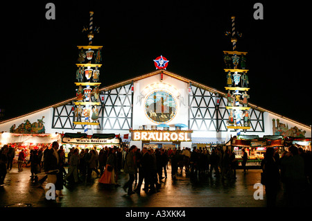 Oktoberfest in München in der Nacht Stockfoto