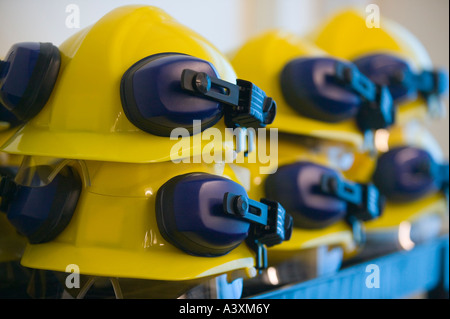 SICHERHEIT HELME/SCHUTZHELME MIT OHR-PROTEKTOREN IM STORE Stockfoto