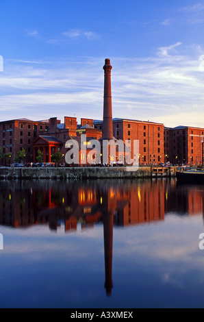 Die Pumphose, Granada TV, Albert Dock Gebäude spiegelt sich in Canning Dock, Liverpool, Merseyside, England, Vereinigtes Königreich Stockfoto