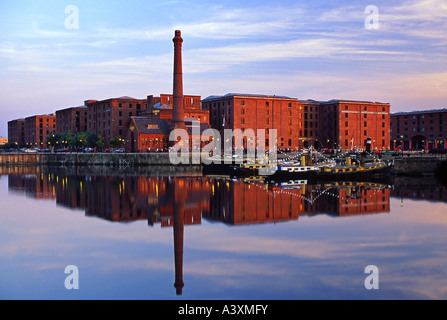 Die Pumphose, Granada TV, Albert Dock Gebäude spiegelt sich in Canning Dock, Liverpool, Merseyside, England, Vereinigtes Königreich Stockfoto