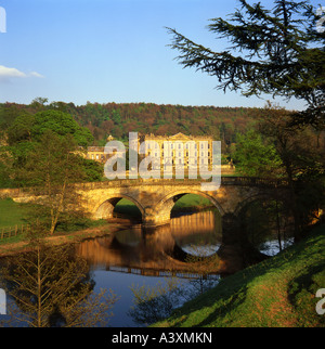 Chatsworth House und den Derwent, Peak District National Park, Derbyshire, England, Vereinigtes Königreich Stockfoto