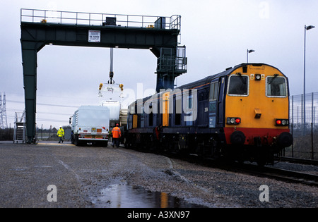 Nuklearen Zug geladen mit einem Fläschchen mit verbrachte Uran-Brennstäbe von Sizewell B Kraftwerke in Suffolk, England. Stockfoto