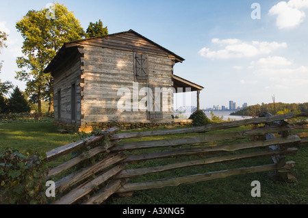 George Rogers Clark Hütte auf der Klippe über dem Ohio River mit der Skyline von Louisville Kentucky hinter - Clarksville Indiana Stockfoto