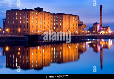 Pumphose, Granada TV, Liver Building & Albert Dock Gebäude spiegelt sich in Salthouse Dock, Liverpool, Merseyside, England, UK Stockfoto