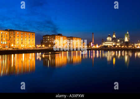 Das Albert Dock, Pumphouse und Liver Buildings spiegelt sich in Salthouse Dock, Liverpool, Merseyside, England, UK Stockfoto