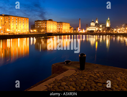 Das Albert Dock, Pumphouse und Liver Buildings spiegelt sich in Salthouse Dock, Liverpool, Merseyside, England, UK Stockfoto