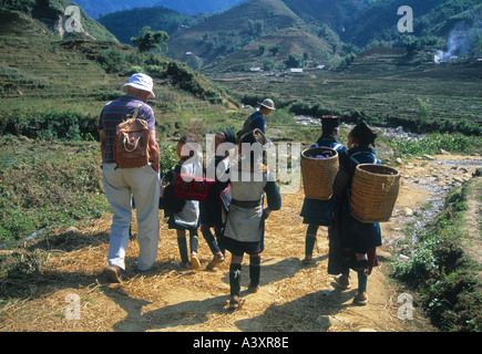 Hmong Kinder versuchen, Artefakte zu einem touristischen in Sapa Nordvietnam zu verkaufen Stockfoto