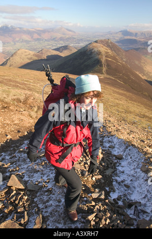 Frauen Walker auf einem Wanderweg bergauf Crag über Keswick, Lake District, Großbritannien Stockfoto